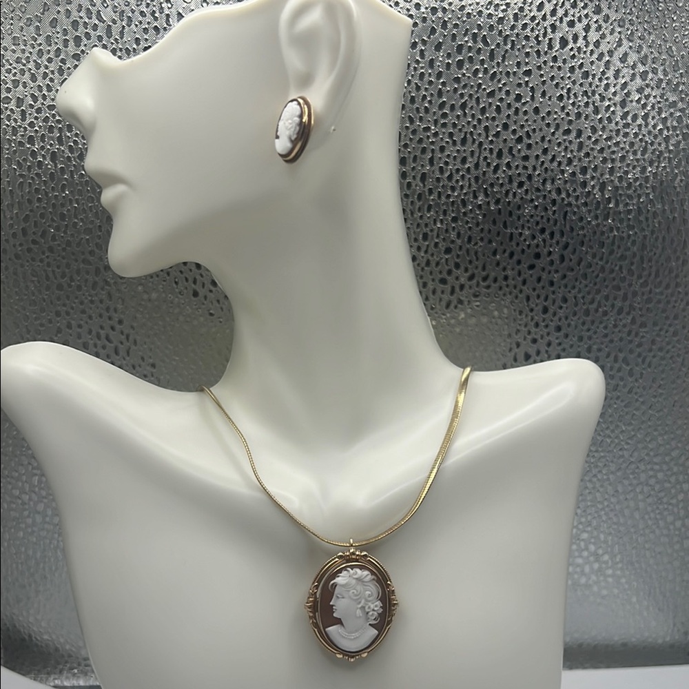 Vintage Omega Elegant 14kt rare left facing Gold Cameo Necklace and Earring Set